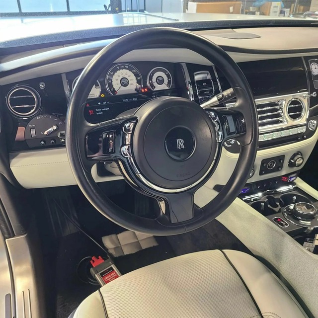 Chủ xe Rolls-Royce mua phụ tùng BMW tự thay rẻ hơn 15 lần, mở ra thấy cấu tạo y hệt- Ảnh 2.