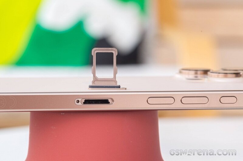 iPhone 16 Pro Max titan sa mạc hết