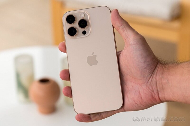iPhone 16 Pro Max titan sa mạc hết