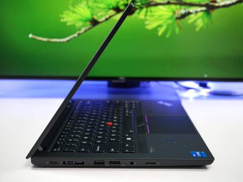 Đánh giá laptop Lenovo ThinkPad P14s Gen 3: Mạnh mẽ, nhỏ gọn