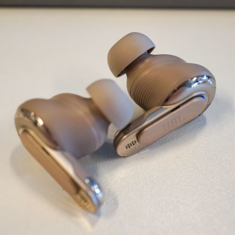 Đánh giá tai nghe JBL Tour Pro 3: Âm thanh xuất sắc, khử ồn cần cải thiện hơn